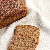 Das Roggenschrotbrot hat eine glatte, glänzende Kruste und eine sehr saftige, feinporige Krume.