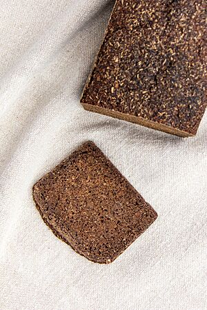 Der Pumpernickel hat eine glatte Kruste und eine kompakte, feinporige Krume.