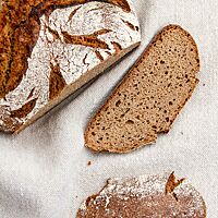 Das Raritätenbrot hat eine knusprig ausgebackene, bemehlte Kruste und eine kleinporige, würzige Krume.