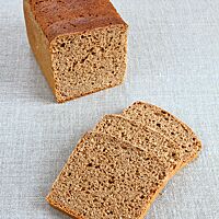 Das Urkorntoast hat eine braune Krume mit kleiner Porung und eine goldbraun ausgebackene, glatte Kruste.