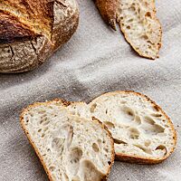 Das Sourdough Bread hat eine grobporige, luftig-lockere Krume, umgeben von einer krossen Kruste.