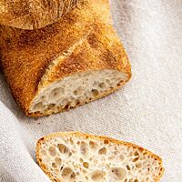 Das offenporige Ciabatta hat eine milde Säure und ein tolles Aroma.