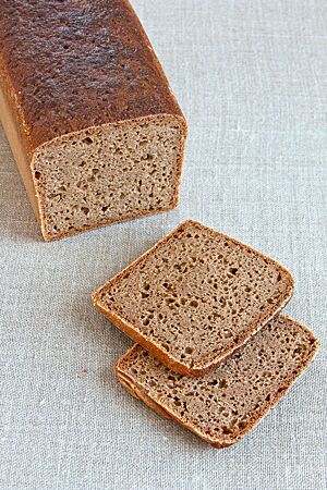 Das Dinkel-Emmer-Vollkornbrot hat eine dunkelbraun ausgebackene, glatte Kruste und eine braune Krume mit kleiner Porung.