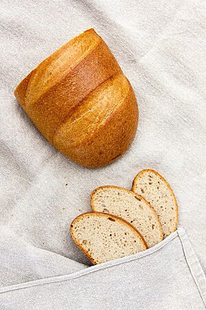 Das Weißbrot hat eine goldbraun ausgebackene, glänzende Kruste und eine elastische, kleinporige Krume.