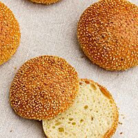 Die Hamburger Buns haben eine fluffige, feinporige Krume und eine goldbraun ausgebackene, mit Sesam bestreute Kruste.