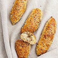 Die auseinandergebrochene Dinkelseele zeigt ihre lockere und saftige Krume.