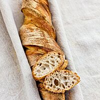 Das Wurzelbrot hat eine aromatische, knusprige Kruste und eine grobporige, elastische Krume.