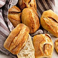 Die Kruste der Baguettebrötchen ist äußerst dünn und knusprig, die Krume saftig, grobporig und voller Aromen.