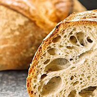 Das Weizenbrot zeigt die groben Poren in der lockeren, elastischen Krume.