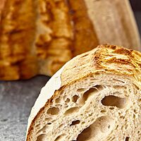 Das Weizenbrot in der Sauerteigvariante zeigt grobe und mittlere Poren in der lockeren, elastischen Krume.