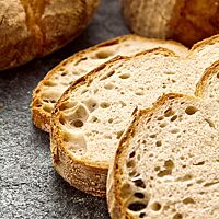 Das Weizenbrot in der „no knead“-Variante zeigt mittlere und kleine Poren in der lockeren, elastischen Krume.