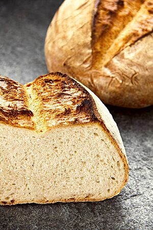 Das Weizenbrot in der Übernacht-Variante zeigt die feinen Poren in der lockeren, elastischen Krume.