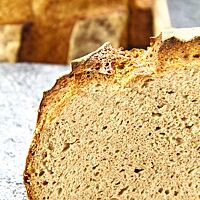 Das Weizenmischbrot ist rautenförmig eingeschnitten und hat eine kleinporige, lockere Krume.