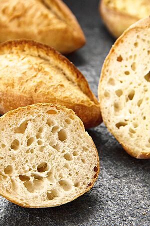 In der „no knead“-Variante zeigen die Weizenbrötchen ihre lockere, mittelporige Krume und die kräftig ausgebackene, krosse Kruste.