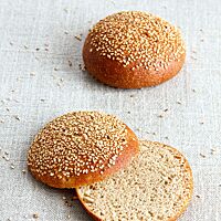 Ein aufgeschnittenes Hamburgerbrötchen zeigt die fluffige, kleinporige Krume.