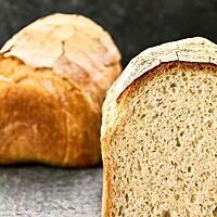 Die Übernacht-Variante des Dinkelkastenbrotes hat eine knusprige, gefensterte Kruste und eine kleinporige, lockere Krume.