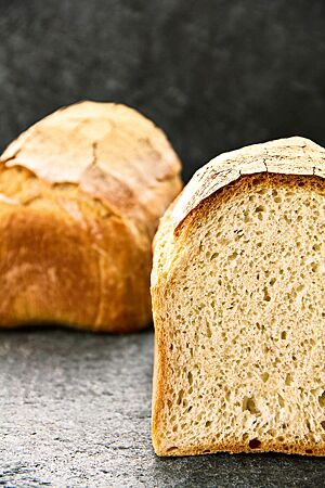 Die Übernacht-Variante des Dinkelkastenbrotes hat eine knusprige, gefensterte Kruste und eine kleinporige, lockere Krume.