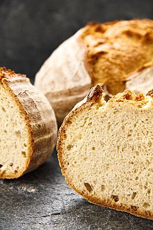 Das kräftig ausgebackene Dinkelmischbrot zeigt in der Übernacht-Variante die rustikal aufgerissene, kräftig ausgebackene Kruste und die elastische Krume mit gleichmäßiger, kleiner Porung