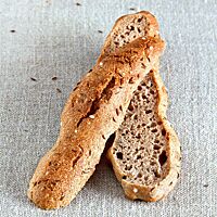 Die aufgeschnittene Dinkelvollkornseele zeigt ihre mittelporige, lockere Krume.