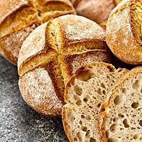 Die Dinkelmischbrötchen in der Sauerteigvariante haben eine mittelporige, luftige Krume.