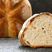 Der „no knead“-Butterstuten ist goldbraun ausgebacken und hat eine kleinporige, wattig-weiche Krume.
