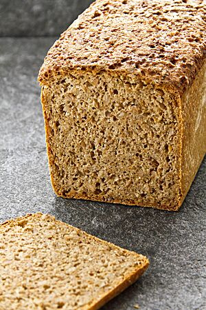 Das Roggenschrotbrot hat eine dichte, kernige Krume und eine kräftig ausgebackene, rustikale Kruste.