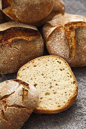 Die reinen Roggensauerteigbrötchen haben eine lockere, kleinporige Krume und eine kräftig ausgebackene, rustikal aufgerissene Kruste.