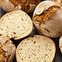 Die Übernacht-Variante der Roggenbrötchen hat eine lockere, elastische Krume und eine kräftig ausgebackene, knusprige Kruste.