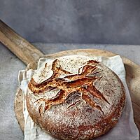 Der Dinkelmeister hat eine rustikal aufgerissene, bemehlte Kruste.