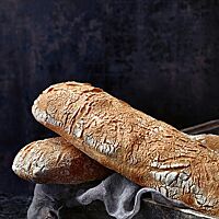 Die goldbraun ausgebackenen Ciabattas haben eine leicht bemehlte Kruste.