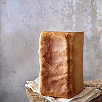 Die glänzende, glatte Kruste des Toastbrotes lädt zum Reinbeißen ein.