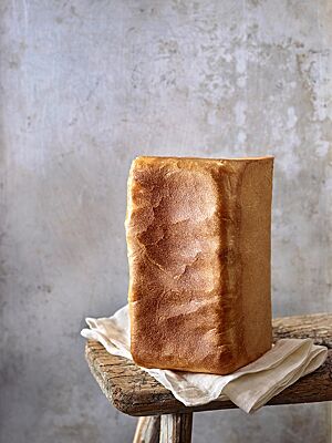 Die glänzende, glatte Kruste des Toastbrotes lädt zum Reinbeißen ein.
