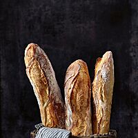 Die Baguettes haben eine bemehlte, herrlich rustikal aufgerissene Kruste.