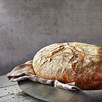 Der Sommerlaib hat eine mild aromatische Krume, umgeben von einer knusprig-krossen Kruste.