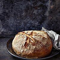 Die Grillkruste hat eine elastische, lockere Krume und eine knusprige, krosse Kruste.