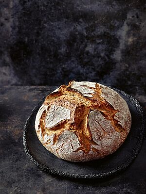 Das Gutsherrnbrot hat eine bemehlte, knusprige und rustikal aufgerissene Kruste.