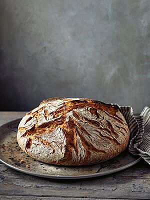 Die Brotkruste hat eine bemehlte, knusprig-krosse Kruste.