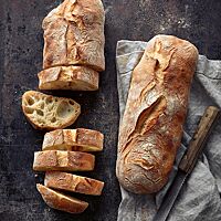 Das Ciabatta hat eine mittel- bis grobporige, ungleichmäßige Krume.