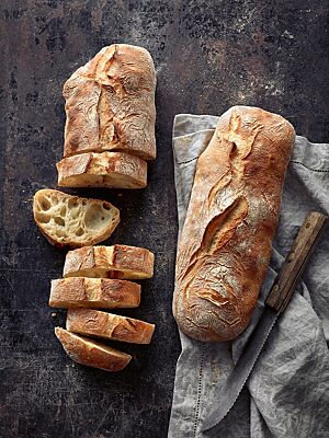 Das Ciabatta hat eine mittel- bis grobporige, ungleichmäßige Krume.