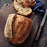 Das Weizensauerteigbrot hat eine kräftig ausgebackene, krosse Kruste und eine luftige, lockere Krume.