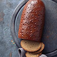 Das Glanzbrot hat eine kleinporige Krume und eine gestippte, glänzende Kruste.
