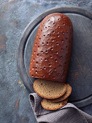 Das Glanzbrot hat eine kleinporige Krume und eine gestippte, glänzende Kruste.