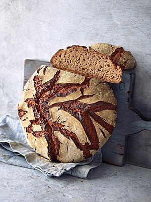 Käpt’n Krusto ist ein kräftig ausgebackenes Roggensauerteigbrot mit einer saftigen, elastischen Krume.