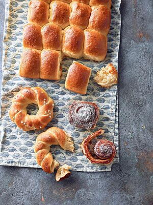 Die Buchteln sind goldbraun ausgebacken und haben eine faserige, wattige Krume.