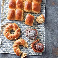 Die Watteringe haben eine goldbraun ausgebackene, mit Hagelzucker bestreute Kruste und eine wattig-weiche Krume.