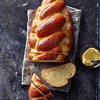 Der Zopf hat eine glänzende, goldbraun ausgebackene Kruste und eine faserige, sehr elastische Krume.
