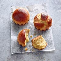 Die Brioche haben eine wattig-weiche Krume umgeben von einer glänzenden, goldbraun ausgebackenen Kruste.