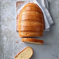 Das Weißbrot hat eine glänzende, goldbraun ausgebackene Kruste und eine elastische, lockere Krume.