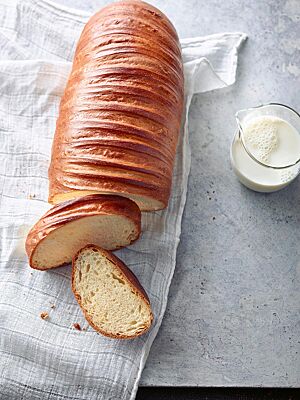 Das goldbraun ausgebackene Milchbrot hat eine lockere, weiche Krume.