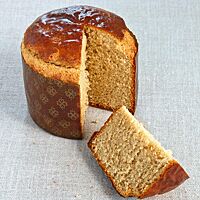 Im Anschnitt der Urkornbrioche ist die lockere, weiche Krume zu erkennen.